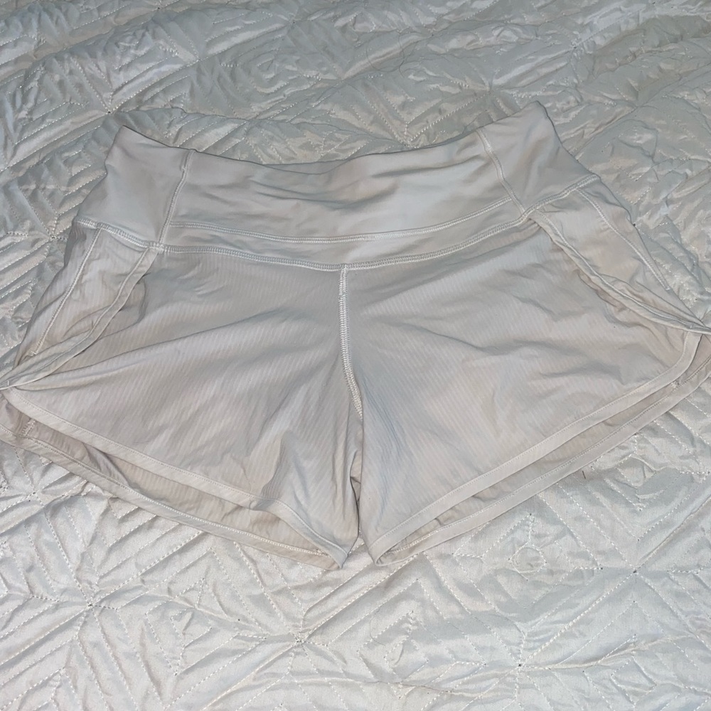 white 2.5 speed up lululemon shorts